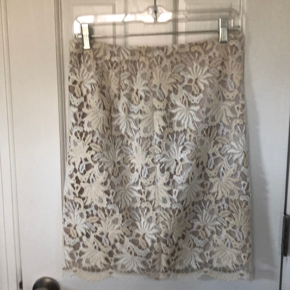 Ann Taylor lace pencil skirt. Size 6 P.